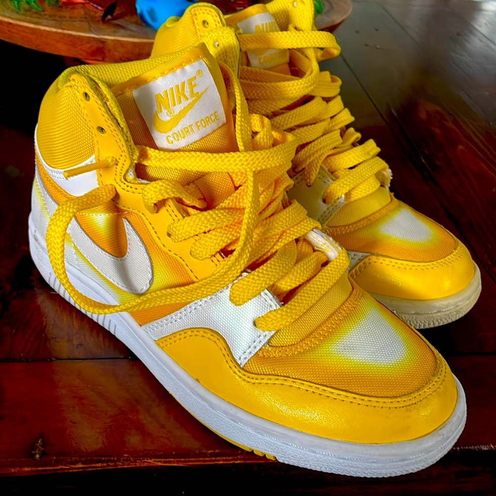 Rare retro Nike dunks. Women 7.